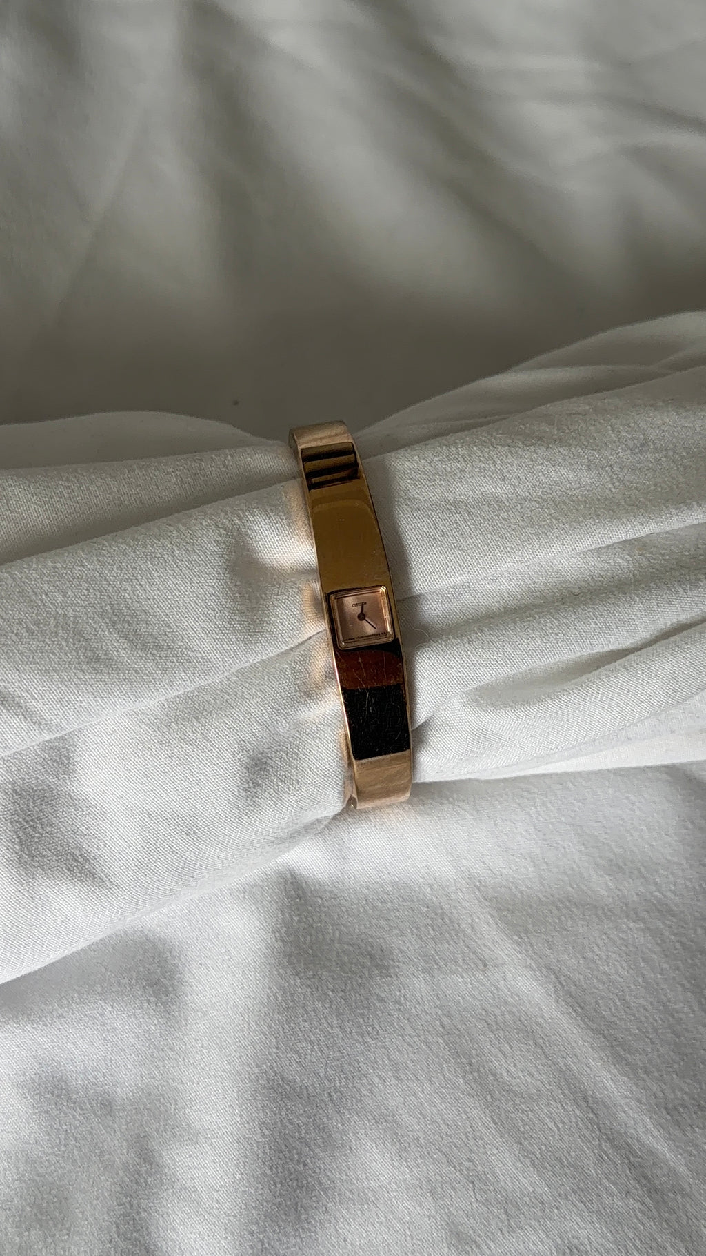 Working 90s Minimalist Bangle