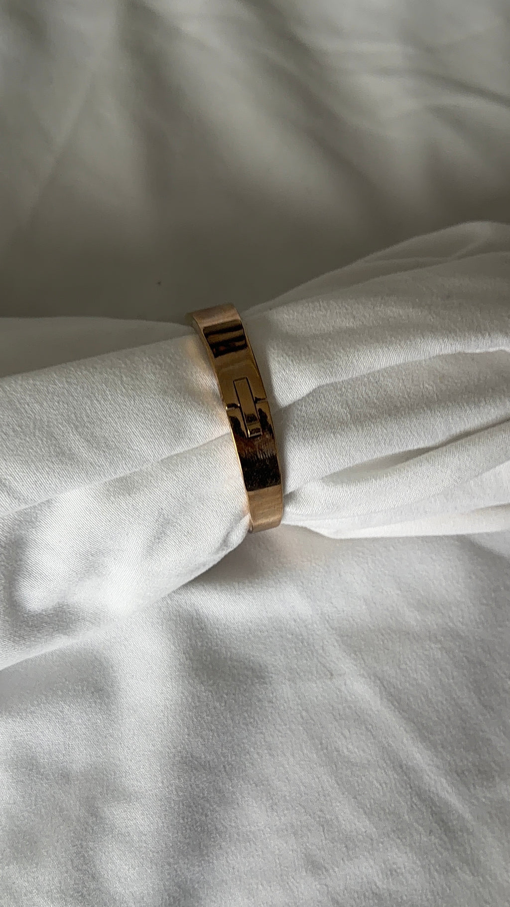Working 90s Minimalist Bangle