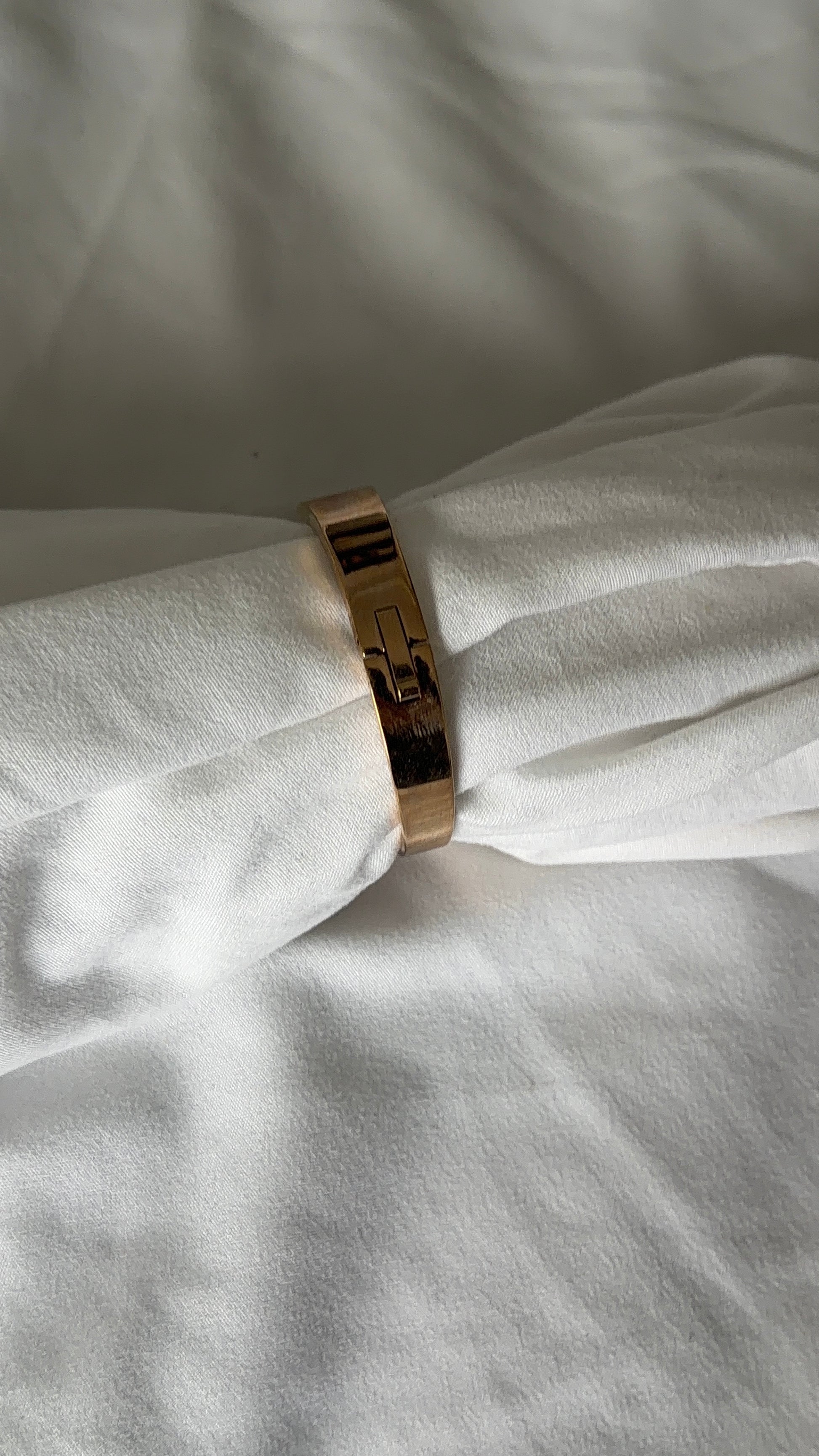 Working 90s Minimalist Bangle