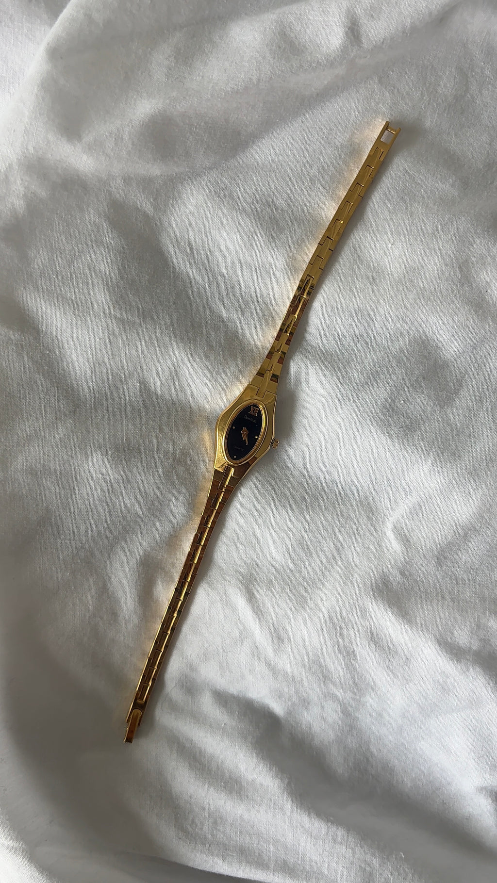 WORKING Sleek Gold-Tone Black Dial Watch