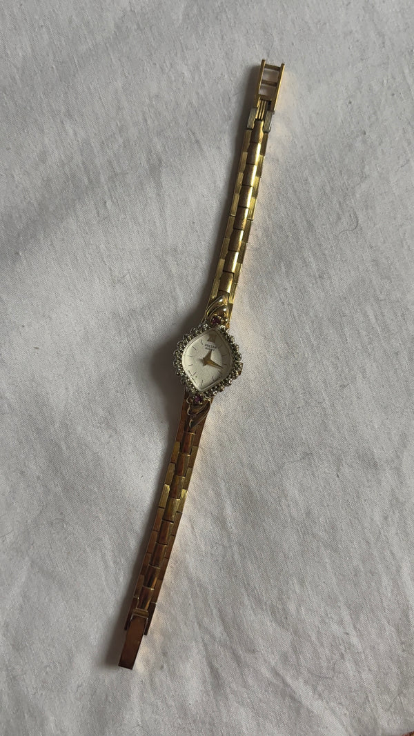 WORKING Dainty Ruby Detail Clasp Watch